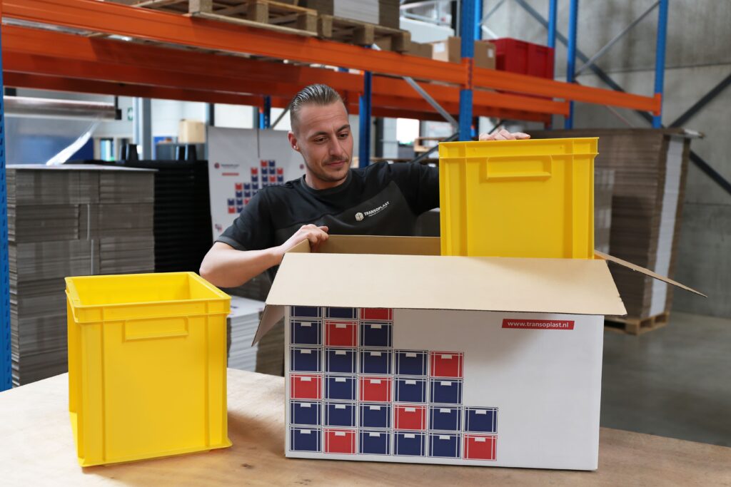 Gelbe Behälter in Kartons einpacken Transoplast